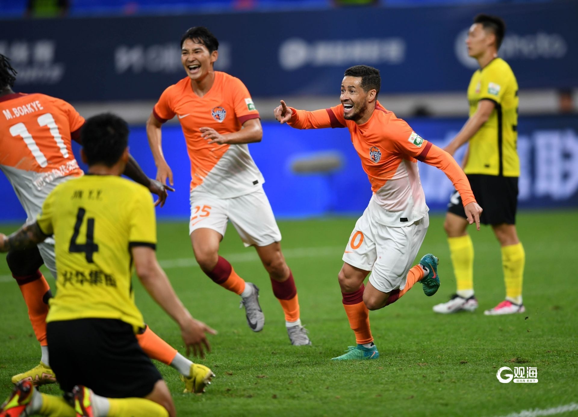 关于巴黎圣日耳曼今晨绝杀压哨赛前上海海港防线松动，上海海港围绕意甲远射贴柱看傻球迷的信息